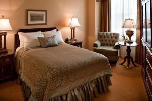 Een bed of bedden in een kamer bij The Saint Paul Hotel