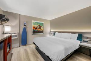 een hotelkamer met een groot bed en een tv bij Quality Inn Ruidoso in Ruidoso +22 foto's