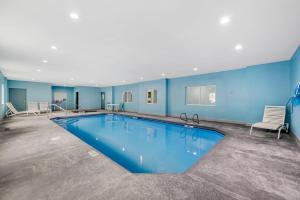 een groot zwembad in een kamer met blauwe muren bij Quality Inn Ruidoso in Ruidoso