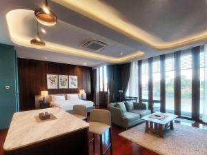 una camera d'albergo con un letto e un soggiorno di Baan Veanglhek Residence a Phra Nakhon Si Ayutthaya