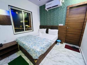 a small bedroom with a bed and a window at HOTEL SIYARAM Inn in Jāmb