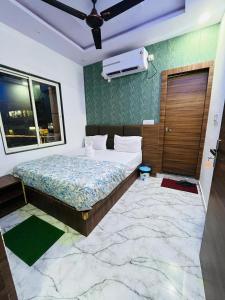 a bedroom with a bed with a marble floor at HOTEL SIYARAM Inn in Jāmb +6 photos