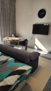 a living room with a couch and a table at sun in Būbādī