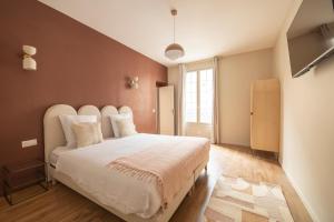 a bedroom with a large white bed in a room at Elegant, fully-equipped, air-conditioned accommodation in Le Pré-Saint-Gervais