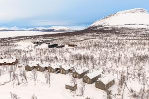 una vista aerea di un villaggio nella neve di Villa Naali G a Kilpisjärvi