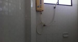 une douche avec un tuyau dans une salle de bain avec une fenêtre dans l'établissement Chumphon Park Resort, à Chumpon 68 autres photos