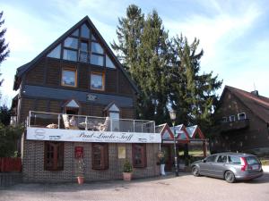 Una casa con gente sentada en el balcón. en Paul Lincke Residenz, en Hahnenklee-Bockswiese