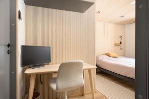 Camera con scrivania, computer e letto di Villa Naali E a Kilpisjärvi