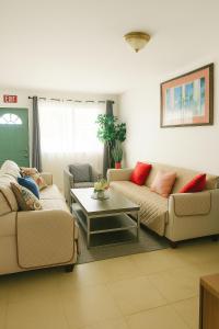 een woonkamer met twee banken en een salontafel bij Perfect Beach Gateway in West Palm Beach