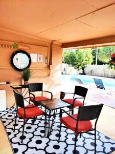 een terras met stoelen en een tafel en een tafel en stoelen bij Perfect Beach Gateway in West Palm Beach