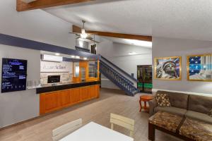 Køkken eller tekøkken på AmericInn by Wyndham Plymouth