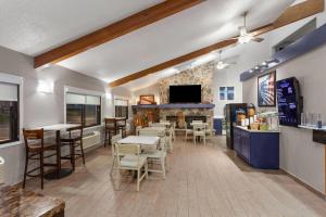 Et tv og/eller underholdning på AmericInn by Wyndham Plymouth