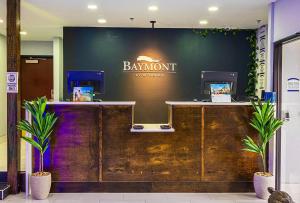 un bar in un edificio con un cartello sopra di Baymont by Wyndham Port Wentworth a Port Wentworth Altre 73 foto