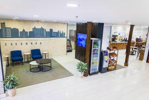 un atrio di un negozio con un distributore di bibite e sedie di Baymont by Wyndham Port Wentworth a Port Wentworth