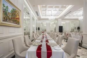 En restaurant eller et andet spisested på Lafayette Boutique Hotel + 232 billeder