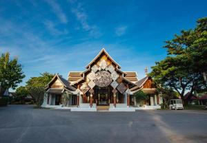 een gebouw met een klok vooraan bij Wiangkaew Hotel in Ban Fai Kaeo
