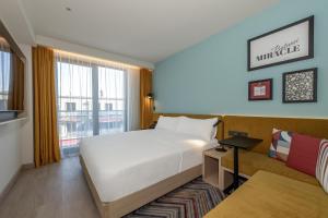 Giường trong phòng chung tại Hampton By Hilton Batumi Center +52 ảnh