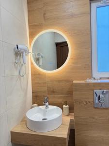 un bagno con un lavandino bianco e uno specchio di Guest House Gardenia & Wine Cellar a Lagodekhi Altre 44 foto
