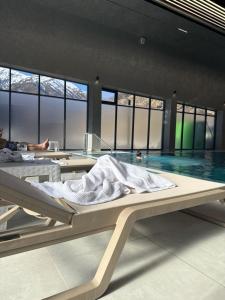 een kamer met een zwembad met daarin een bed bij Ugam revers Apartments in Khumson