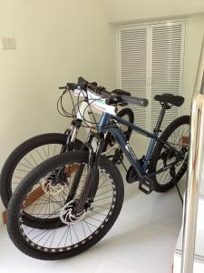 una bicicletta parcheggiata in una stanza accanto a una finestra di Naris Riverside a Ban Wat Tha Maprang Altre 5 foto