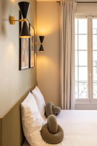 een kinderbed met twee knuffeldieren erop bij Stylish & Cozy Air-Conditioned Studio in Pré Saint Gervais