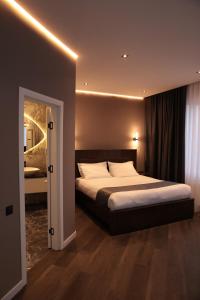 Un pat sau paturi într-o cameră la Onyx Hotel