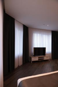 Un televizor și/sau centru de divertisment la Onyx Hotel
