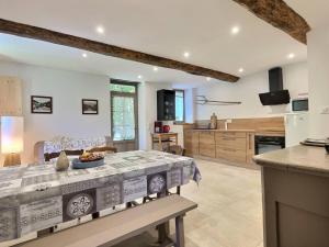 Kuchyň nebo kuchyňský kout v ubytování La Petite école du Valdeyron