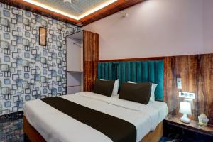 a bedroom with a large bed in a room at Hotel O Swastik Inn in Chinhat