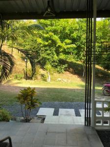 En have udenfor Lanta Vacation House