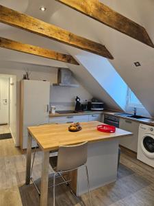 eine Küche mit einem Holztisch in einem Zimmer in der Unterkunft Le petit pierre in Quimper