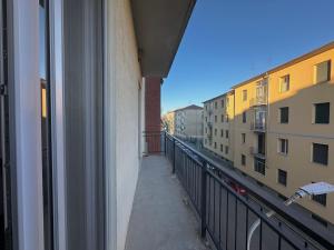 a balcony of a building with a view of a street at Suite Rossini - 100mq con parcheggio gratuito in Alessandria