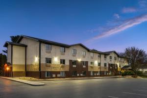 een lege parkeerplaats voor een gebouw bij Super 8 by Wyndham Hagerstown I-70 in Hagerstown