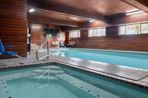 Swimmingpoolen hos eller tæt på Super 8 by Wyndham Baker City