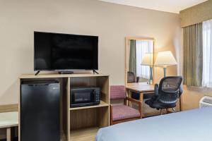 Et tv og/eller underholdning på Super 8 by Wyndham Baker City