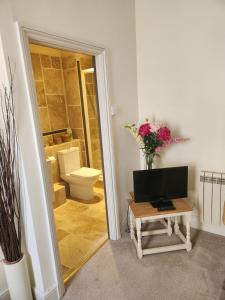 Phòng tắm tại Anzac Street B+Bistro