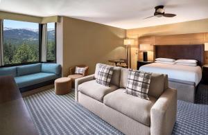 Postel nebo postele na pokoji v ubytování Hyatt Regency Lake Tahoe Resort, Spa & Casino + 80 fotografií