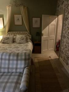 Giường trong phòng chung tại Anzac Street B+Bistro