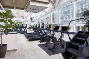 une salle de sport avec des rangées de vélos cardio et de tapis de course dans l'établissement Hyatt Regency Washington on Capitol Hill, à Washington