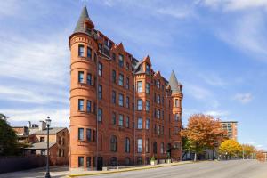un grande edificio in mattoni rossi con una torre di Hotel Brexton, Trademark Collection by Wyndham a Baltimora