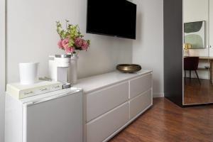 un soggiorno bianco con TV a parete di Hotel Brexton, Trademark Collection by Wyndham a Baltimora Altre 46 foto