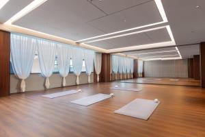 Zimmer mit Yogamatten auf einem Holzboden in der Unterkunft Wyndham Garden Linxia Downtown in Linxia