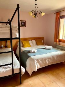 een slaapkamer met 2 stapelbedden en een kroonluchter bij El Moral Centro de Turismo Rural in Valdecañas +17 foto's
