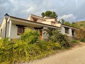 een huis aan de kant van een onverharde weg bij El Moral Centro de Turismo Rural in Valdecañas