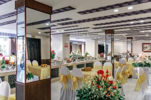 En restaurant eller et andet spisested på KHÁCH SẠN SAO MAI