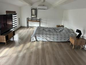 En eller flere senge i et værelse på Petite Maison à la Ferme