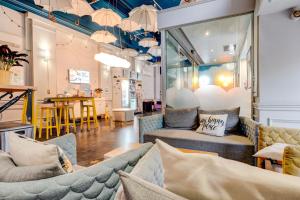 a room with two couches and a table at Manchester Portland By Sunday in Manchester