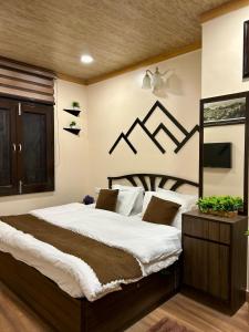 Giường trong phòng chung tại The Mall Ethos - On Mall Road - Kitchen - Sleeps 4