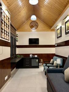 TV/trung tâm giải trí tại The Mall Ethos - On Mall Road - Kitchen - Sleeps 4