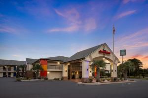 een hotel met een bord aan de zijkant van een parkeerplaats bij Howard Johnson by Wyndham Savannah GA in Savannah